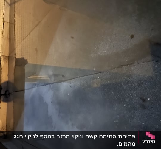 גג עם צללים ותאורה בלילה